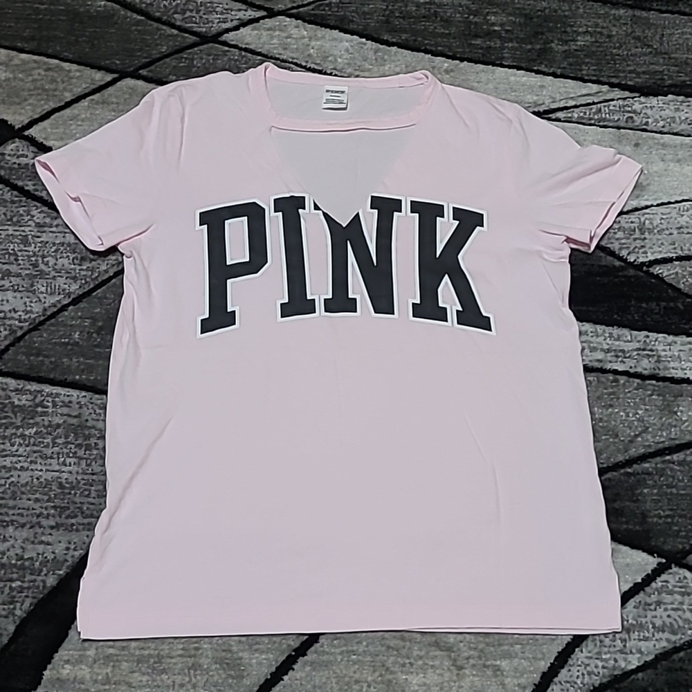 VS PINK 2017 Campus Cut-Out V-Neck Logo Tee-Shirt